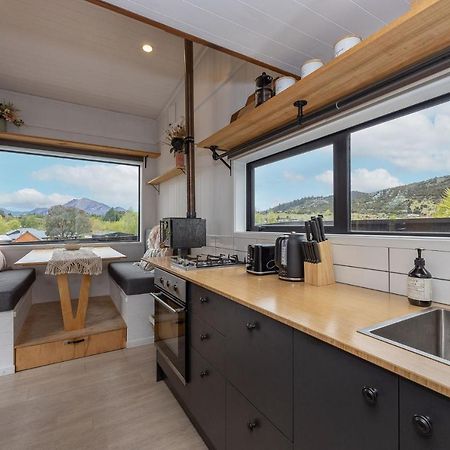 דירות וואנאקה Tiny House With Mountain Views, Indoor And Outdoor Fire, Private Courtyard Garden מראה חיצוני תמונה