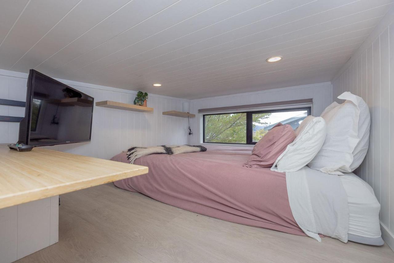 דירות וואנאקה Tiny House With Mountain Views, Indoor And Outdoor Fire, Private Courtyard Garden מראה חיצוני תמונה