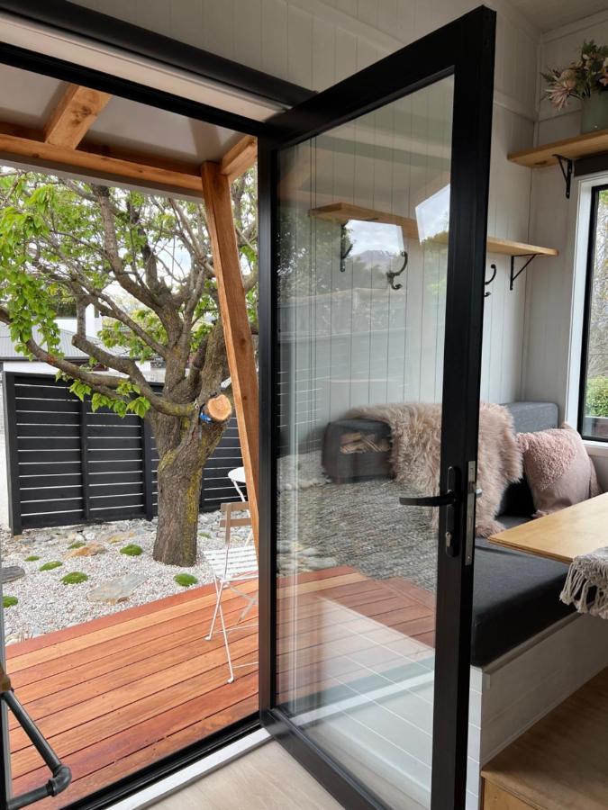 דירות וואנאקה Tiny House With Mountain Views, Indoor And Outdoor Fire, Private Courtyard Garden מראה חיצוני תמונה